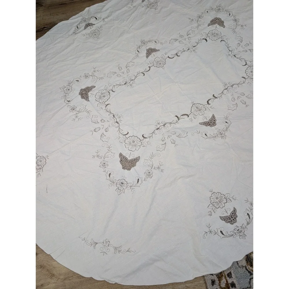 Vintage Embroidered‎ Scalloped Edge Cotton Ivory Tablecloth Oval 65